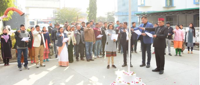 महानिदेशक सूचना ने राष्ट्रीय ध्वज फहराया, संविधान की उद्देशिका की शपथ भी दिलाई