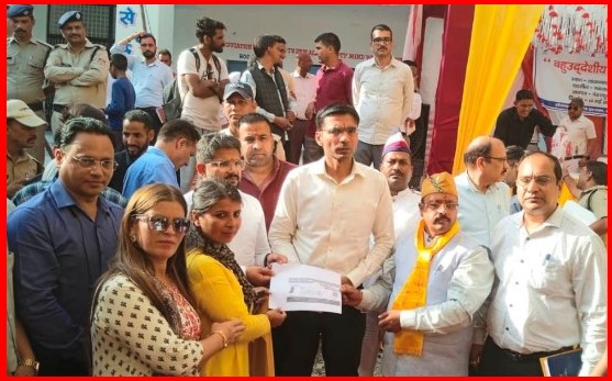 जिलाधिकारी ने वितरित की आयुष्मान कार्ड व आभा आईडी