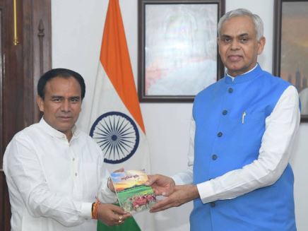 गुजरात के राज्यपाल से मिले कैबिनेट मंत्री डॉ धन सिंह रावत