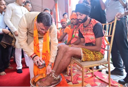 मुख्यमंत्री धामी ने कावंडियों का पांव धोकर किया स्वागत किया
