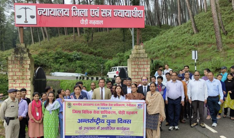 न्यायालय परिसर में युवाओं के अधिकार और कर्तव्यों पर हुई गोष्ठी