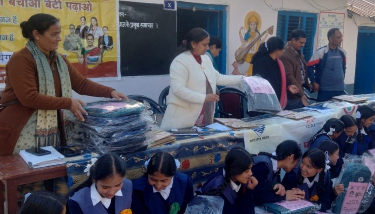 बालिका सशक्तिकरण की दिशा में पहल, देहलचौरी में स्कूल बैग वितरण कार्यक्रम