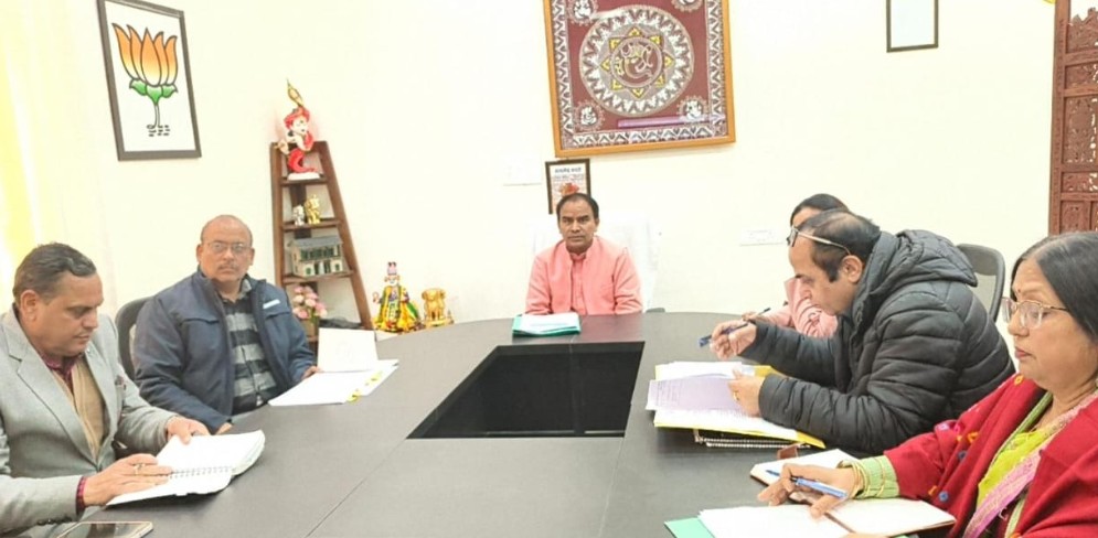 विद्यालयों में सुनिश्चित हों मूलभूत सुविधाएं: डॉ धन सिंह रावत