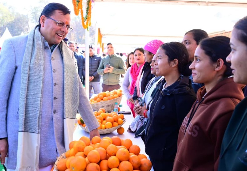 मुख्यमंत्री ने माल्टा और नींबू की खटाई का स्वाद लिया