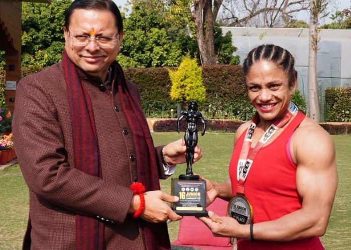 मुख्यमंत्री धामी ने बॉडी बिल्डर प्रतिभा थपलियाल को किया सम्मानित