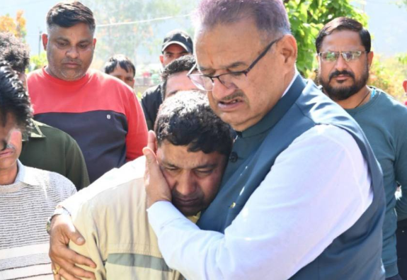 मालदेवता दुर्घटना में मृत युवक के परिजनों से मिले कैबिनेट मंत्री