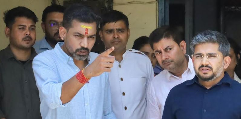 डीएम ने अधिकारियों कार्मिकों को दिए आवश्यक दिशा-निर्देश