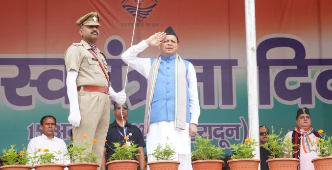 स्वतंत्रता दिवस पर मुख्यमंत्री श्री पुष्कर सिंह धामी ने परेड ग्राउंड में किया ध्वजारोहण