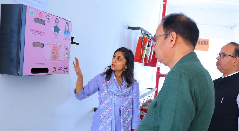 जिलाधिकारी ने किया कार्यालयों का विस्तृत निरीक्षण