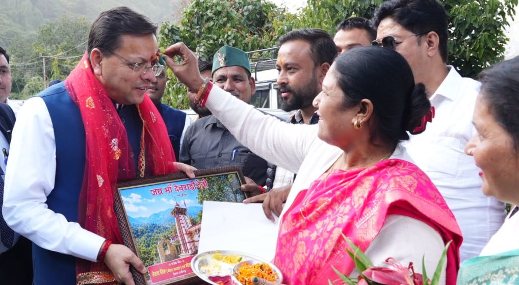 गैरसैंण आगमन पर मुख्यमंत्री का भव्य स्वागत